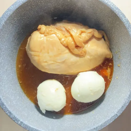 お酢でさっぱり 絡みつくタレがたまらない！手羽元と卵とにんにくの酢しょうゆ煮の作り方