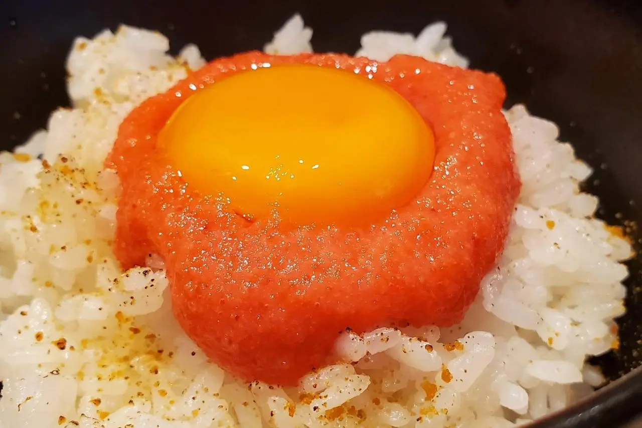 どハマり決定の思わず掻き込みたくなる絶品TKGレシピが完成しました！ビビンバ風たまごかけごはん材料ごはん 1膳 たまご 1個 ごま油小さじ1 焼肉のたれ 大さじ1 コチュジャン 小さじ1 白ごま たっぷり ネギ 適量作り方①容器を準 してたまごを落としたら、ごま油小さじ1、焼肉のたれ大さじ1、コチュジャン小さじ1、白ごま適量、ネギを加えてよく混ぜる