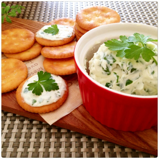 リッツに乗せるカナッペ！サクサクの香ばしさとマヨの風味