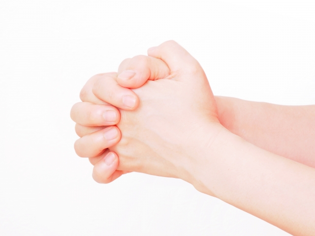 原因不明の手の震え、重大な病気が隠れていることも - 日本経済新聞