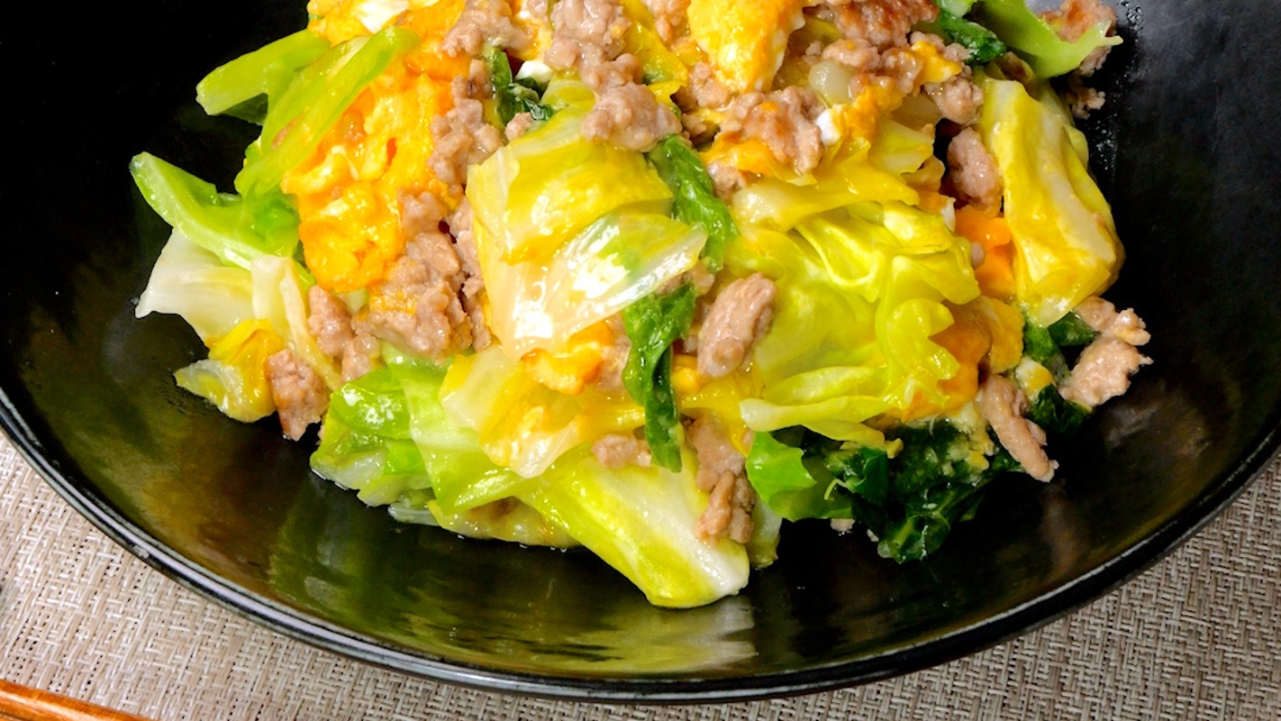 ひき肉とたっぷりきゃべつの卵炒め﻿クラシル