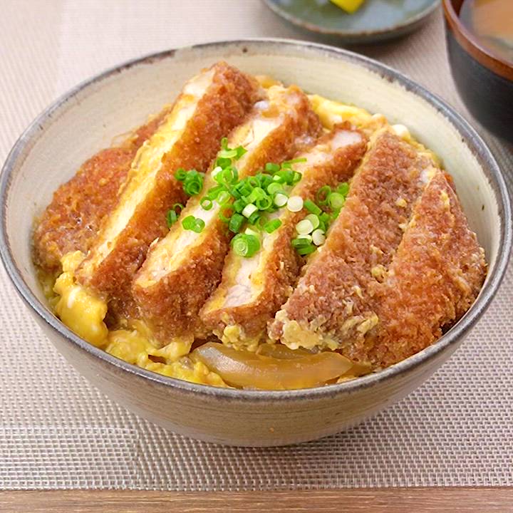 時短ドラマ飯 お惣菜のとんカツとめんつゆで！ 甘じょっぱさ完璧の「超簡単カツ丼」 - レタスクラブ