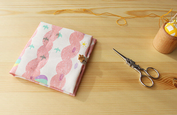 ちゃみ🍎エコな遊び・手作りおもちゃ・工作@charmytoko ←手作りおもちゃと工作アイディア｡.ꕤ‿‿‿ꕤ.｡ 金魚すくいのポイの作り方🐟※去年の投稿のリメイクです。 紙コップを重ねて作るポイを紹介します。 紙コップ2つの間にティッシュをはさむことで、本物のポイのよう