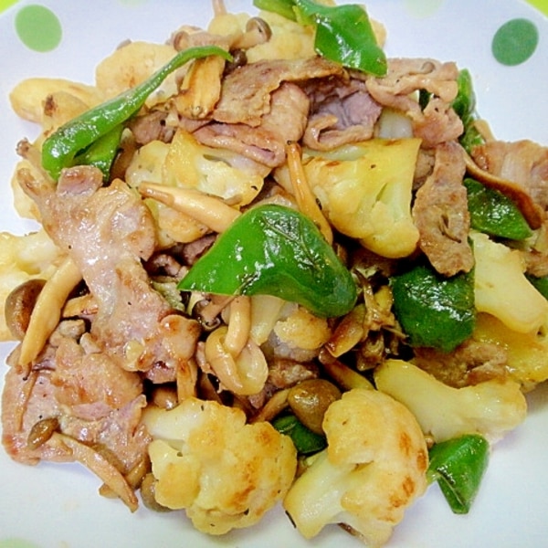 豚肉とカリフラワーのさっぱり炒め 豚ひき肉と玉ねぎの甘辛つくね大葉添え 新ごぼうの五目炊き込みご飯 お味噌汁 まり＊Snapdish スナップディッシュID:THLeWa