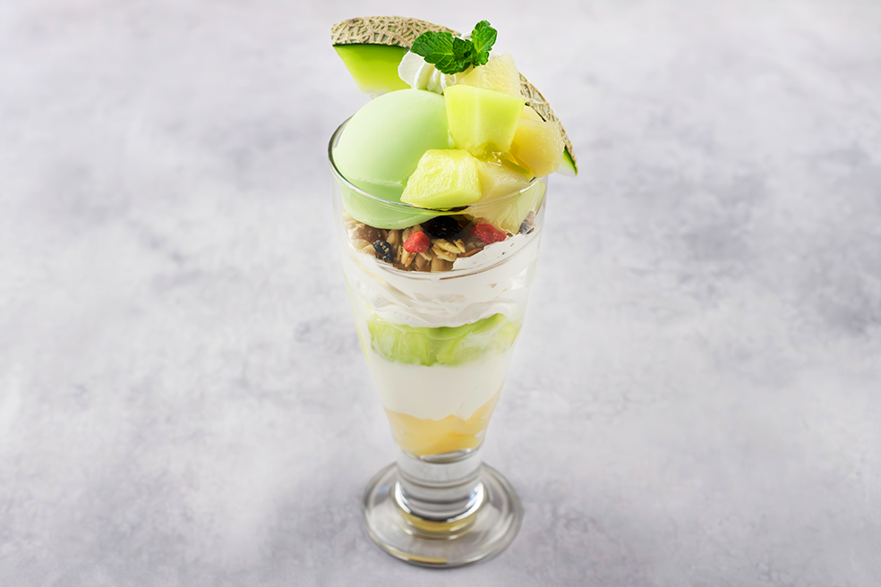 メロンパフェ矢島農園さんの優香メロンを使った 贅沢なパフェが本日よりスタート ＠yajimanouen 手作りのメロン シャーベットと生クリーム・バニラアイスなど入ったメロンパフェ！ この時期だけの限定なので ぜひ一度お試しください♪ ※こちらの商品は数に限りがござい