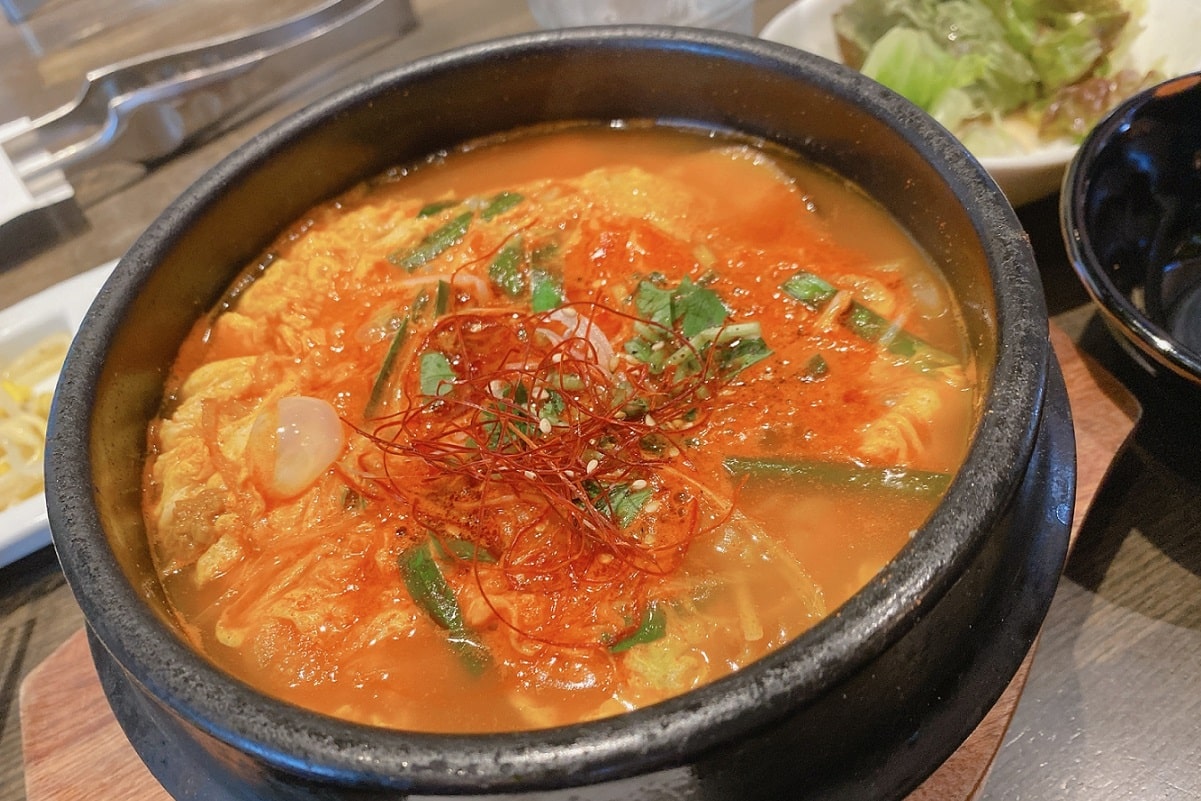 Korean pork bone stew . 今夜はカムジャタン。 じゃがいも大っきめ、 骨つき豚肉ホロホロ。 甘藷湯감자탕감자탕韓国料理韓国料理好き韓国スープ韓国鍋豚肉料理韓国フェアジャガイモジャガイモ料理今夜のおかずおうちごはんloverボーン