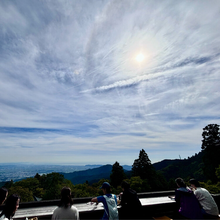 神奈川県伊勢原市・大山にある「茶寮 石尊」はミシュラン2つ星を獲得した、まさに“天空の絶景カフェ”。,人気の「升ティラミス」や、御神水を使ったこだわりのブレンドコーヒーは、ここでしか味わえない逸品です。, 絶景とともに、「茶寮石尊」で特別なひとときを過ごしてみてはいかがでしょうか？, 詳しくはこちら→https:tabizine.jp article 650396 ,「茶寮 石尊」,
