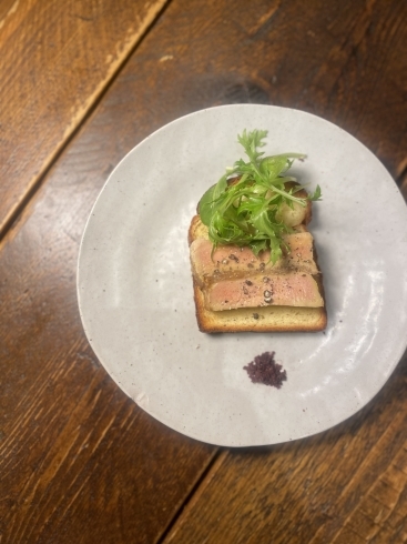 フォアグラのテリーヌ 3種の林檎のアプローチ フォアグラテリーヌの下にはタルト・タタンを敷いて、林檎のサラダと白ワインで作ったシロップを塗った自家製の林檎のセミドライを散らし食感と味覚をバライタルに。ソースは煮詰めたバルサミコにカルヴァドスを加えここも