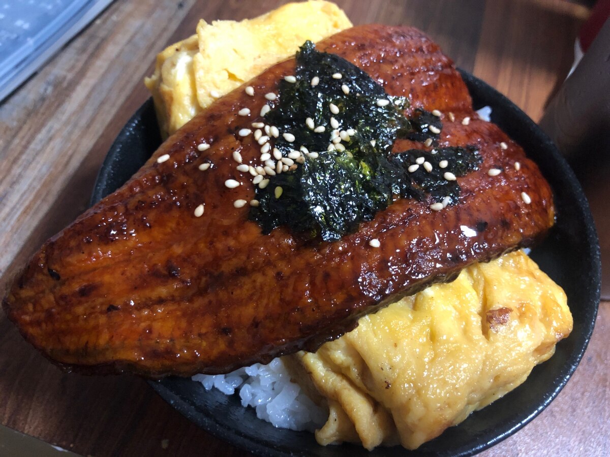 丼からはみ出るだし巻き卵と鰻のきんし丼を京都「京極かねよ」で食べてきた