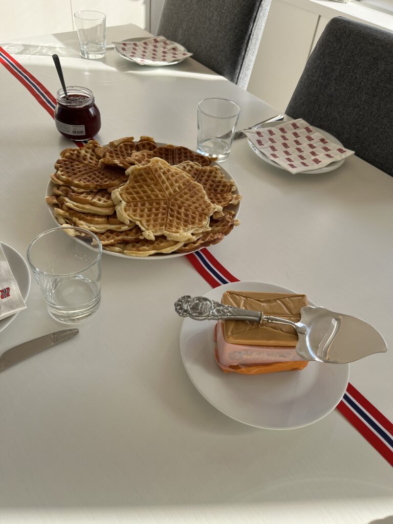 浅草の「FUGLEN ASAKUSA フグレン浅草 」でノルウェーワッフル ノルウェー産スモークサーモン、クリームチーズ、ディル、ケッパー 、ドリップコーヒー ペルー 。- 美味しいもの食って写真撮って、あとで振り返ってのブログ