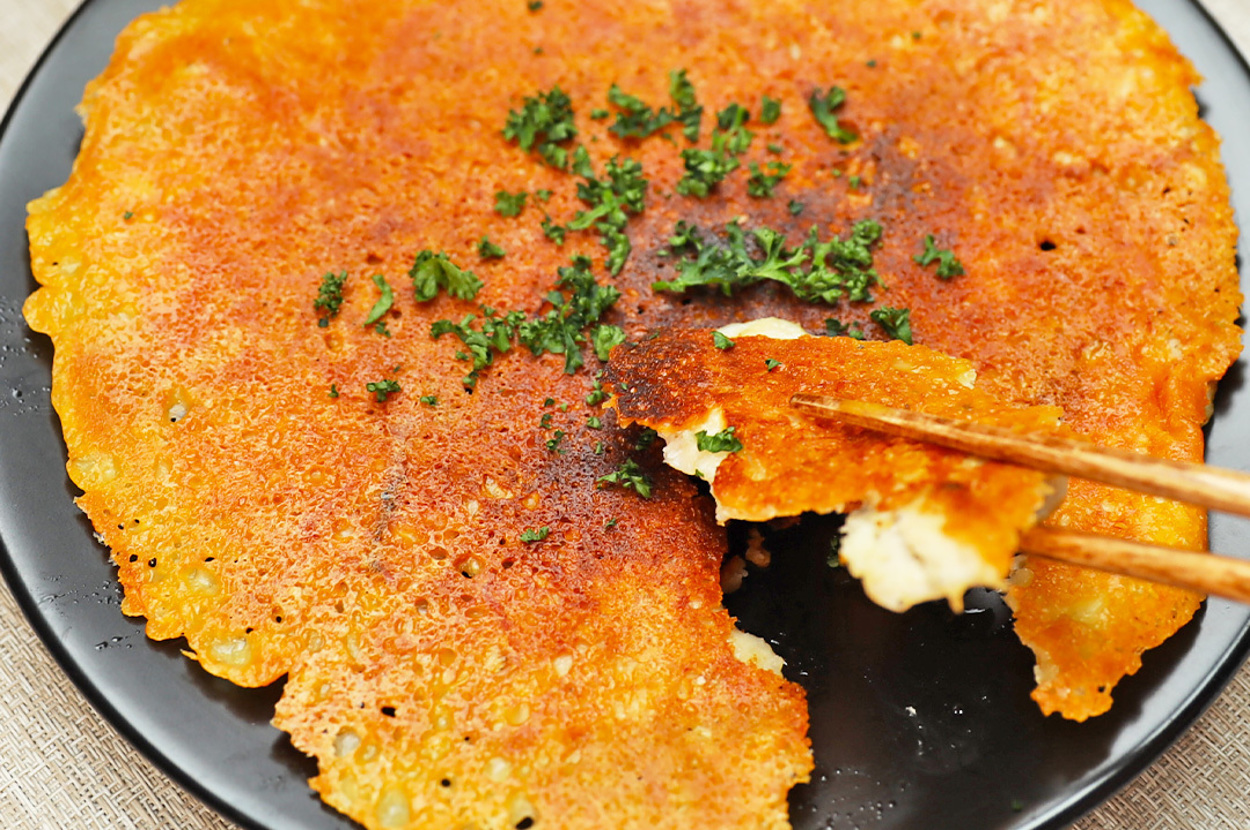 材料2つ！フライパンで作れる 鶏むね肉のカリカリチーズ焼き