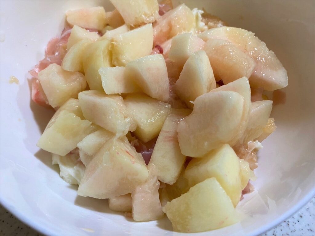 桃とモッツァレラチーズと生ハムのカプレーゼ