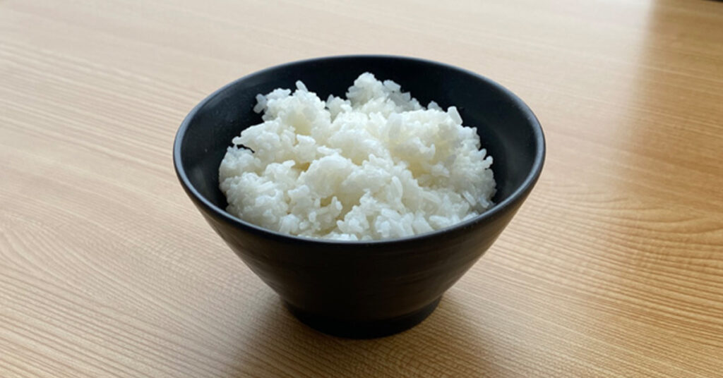 生米と材料を鍋にぶち込むだけ！レンジでの調理法も！理性を失うほど美味しい超ずぼら節約リゾットの作り方 - だれウマ