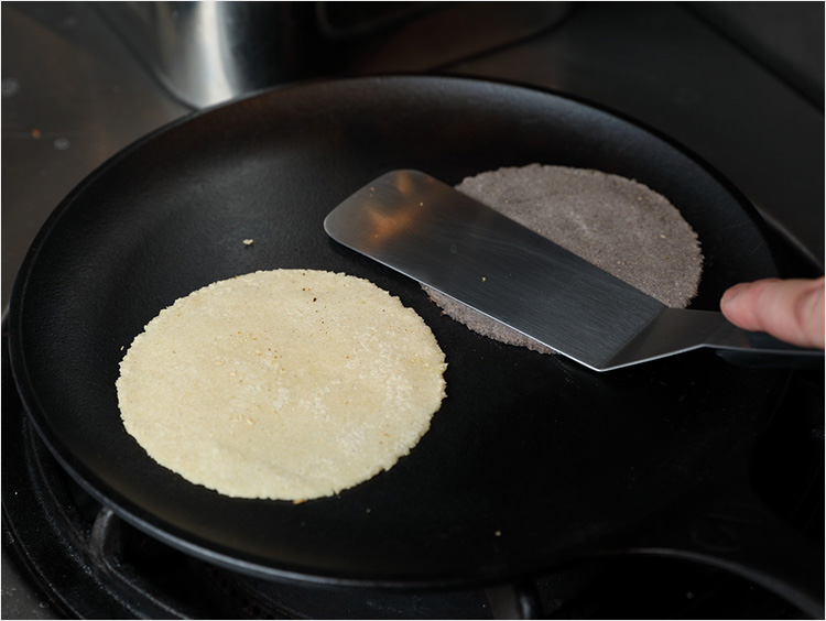 かんたんトルティーヤの使い方 SNSで話題の折りたたみレシピ！フライパンでパタパタ作る！How to make easy Tortilla! -YouTube