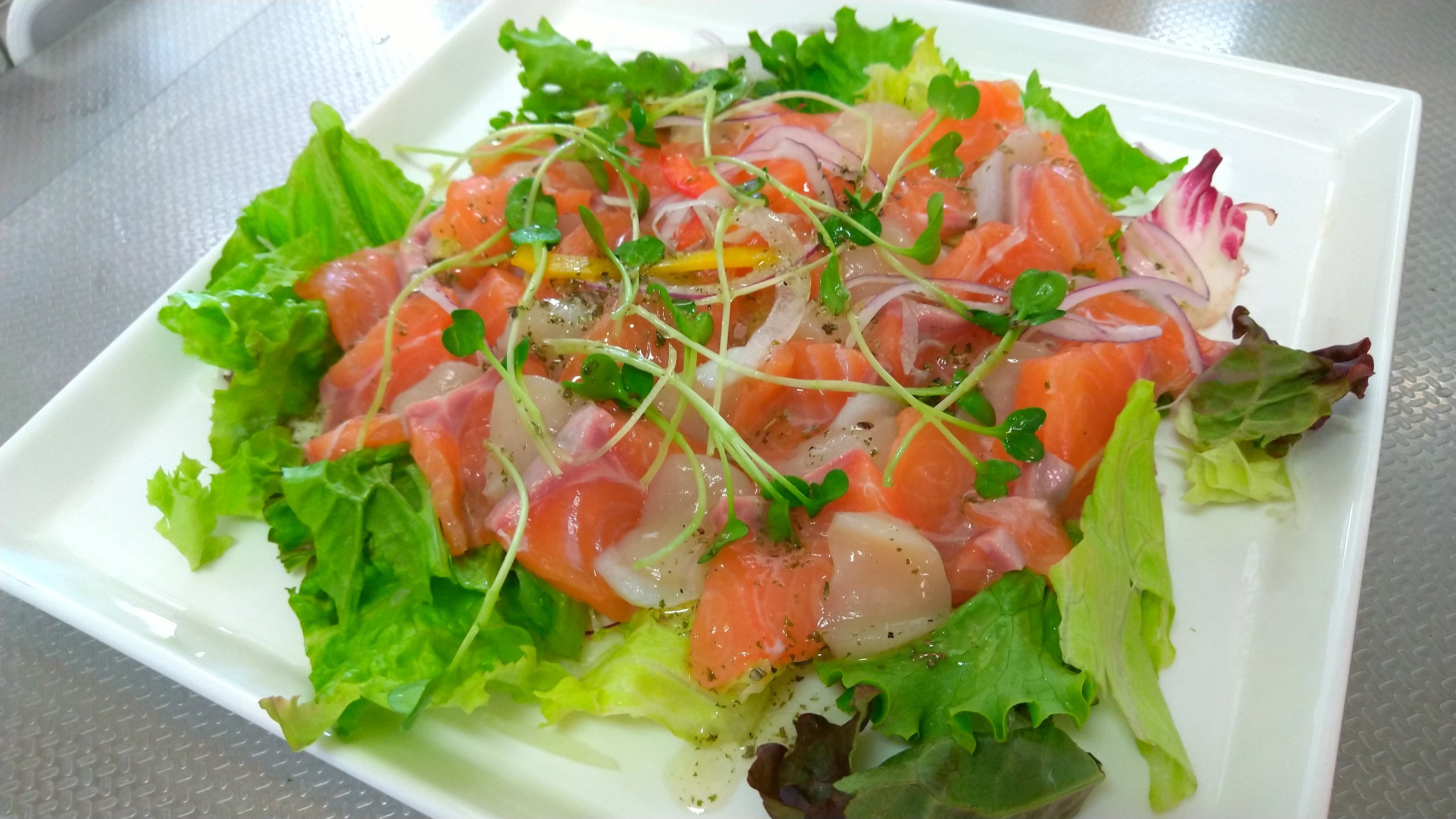 スモークサーモンとホタテのカルパッチョ