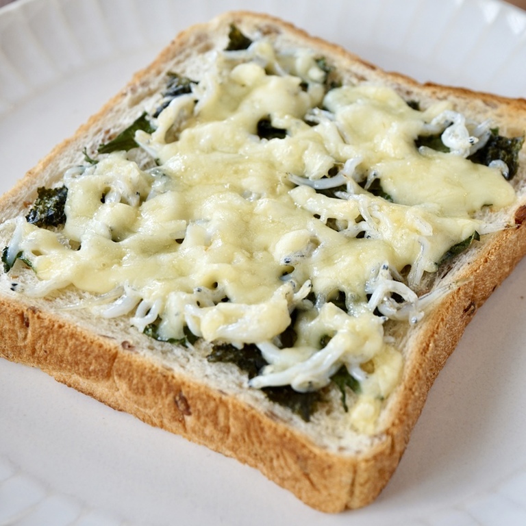 海苔佃煮チーズトースト ① 食パンの上にマヨネーズ 適量 をまんべんなく塗る ② ①の上に海苔の佃煮 小さじ２ を塗る ③ スライスチーズを１６等分の正方形にカットしパンの上に格子状になるように置く④ トースター ３分 で焼いて完成