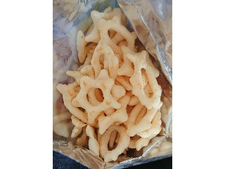 ファミマ×おっとっとコラボ第2弾！緑黄色野菜パウダー入りで高い再現度の「ベジタブルおっとっと コンソメ味』数量限定で登場♪ 詳細記事SGS109