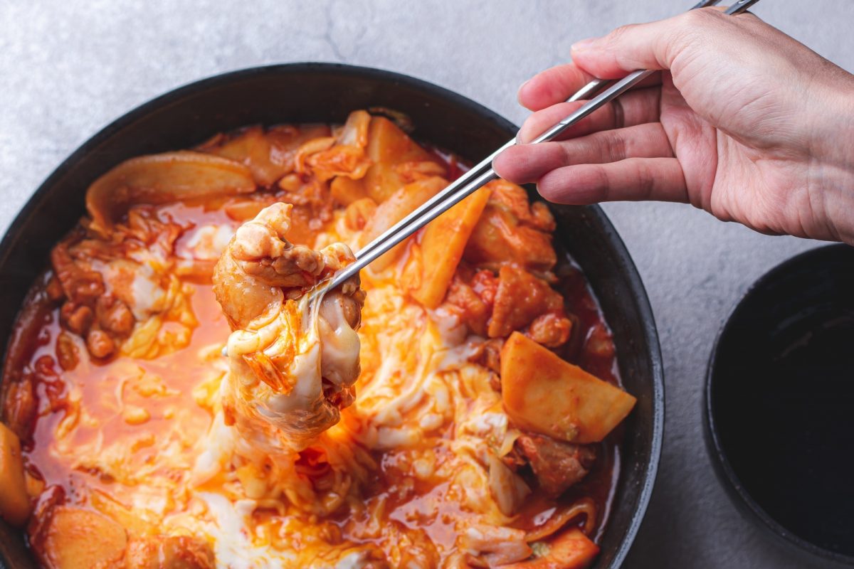 キャンプ料理は時短が命！スキレットで作る本格チーズタッカルビ ひなたごはんキャンプ・アウトドア情報メディアhinata