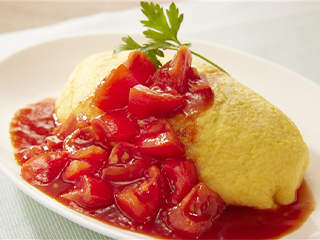 モッツァレラチーズのトマトソースオムライスとろとろのオムレツに、コク深いトマトソースをたっぷり。中にはチーズがとろけるチキンライス。モッツァレラのやさしい旨みが全体を包む、贅沢な洋食オムライスです