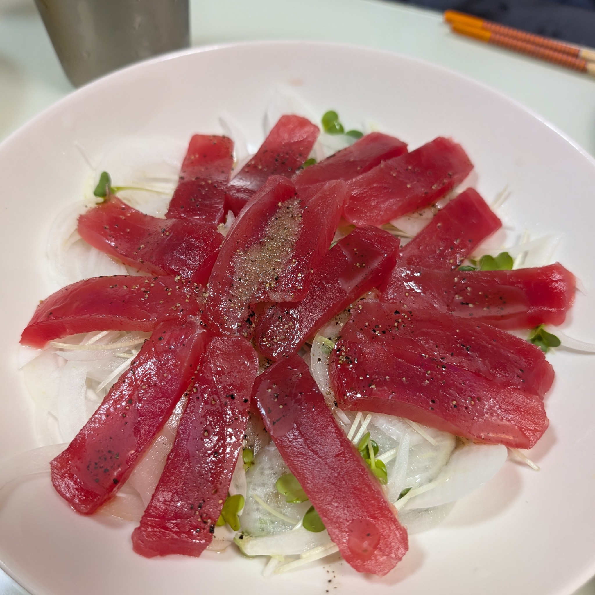 いつもの刺身が変わる！ごま油まぐろの食べ方に「永遠に食べられる」「まるでレバ刺し」 - macaroni