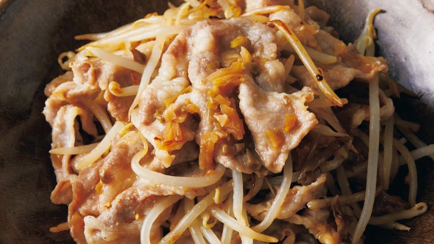 本日の日替わりランチ😉 『 豚細切り肉と搾菜のピリ辛ラーメン 』 醤油ベースのラーメンにひと回しの辣油が入ったピリ辛ラーメン。筍と搾菜と青菜の炒めが上にこんもりのって美味しそう～。実は本日の日替わり、この投稿を作る前に終了になってしまいました😿 明日の日