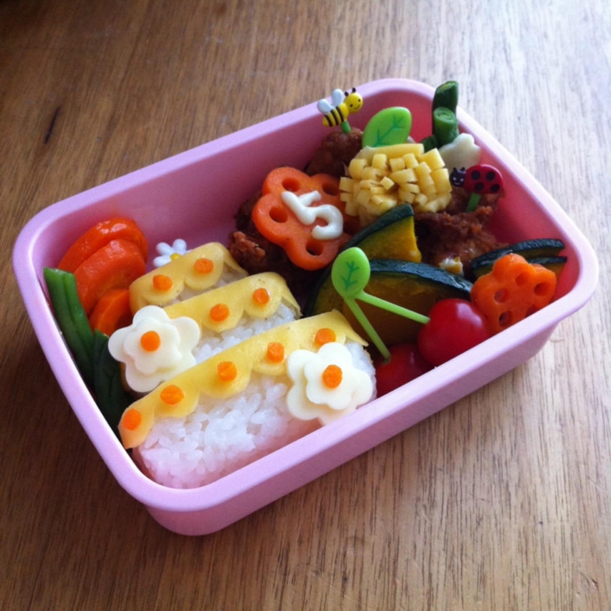 お誕生日おめでとう バースデーケーキ風サンドイッチ弁当 R.a.mSnapdish スナップディッシュID:SmHnCa