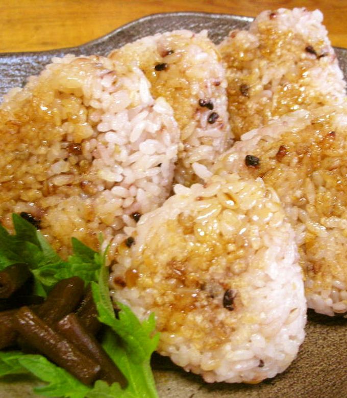 極上焼きおにぎりの作り方@cheap_yummy ←他のレシピはこちら！ ①器にご飯、醤油、みりん、ごま油、ほんだしを入れて混ぜる②混ぜたご飯をラップに包んでおにぎりの形に握る ③フライパンに②を入れて弱火～中火で両面こんがり焼いて完成！焼きおにぎりレシピ