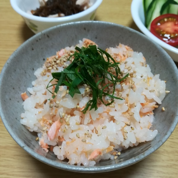 白だしで簡単！ 鮭の炊き込みご飯