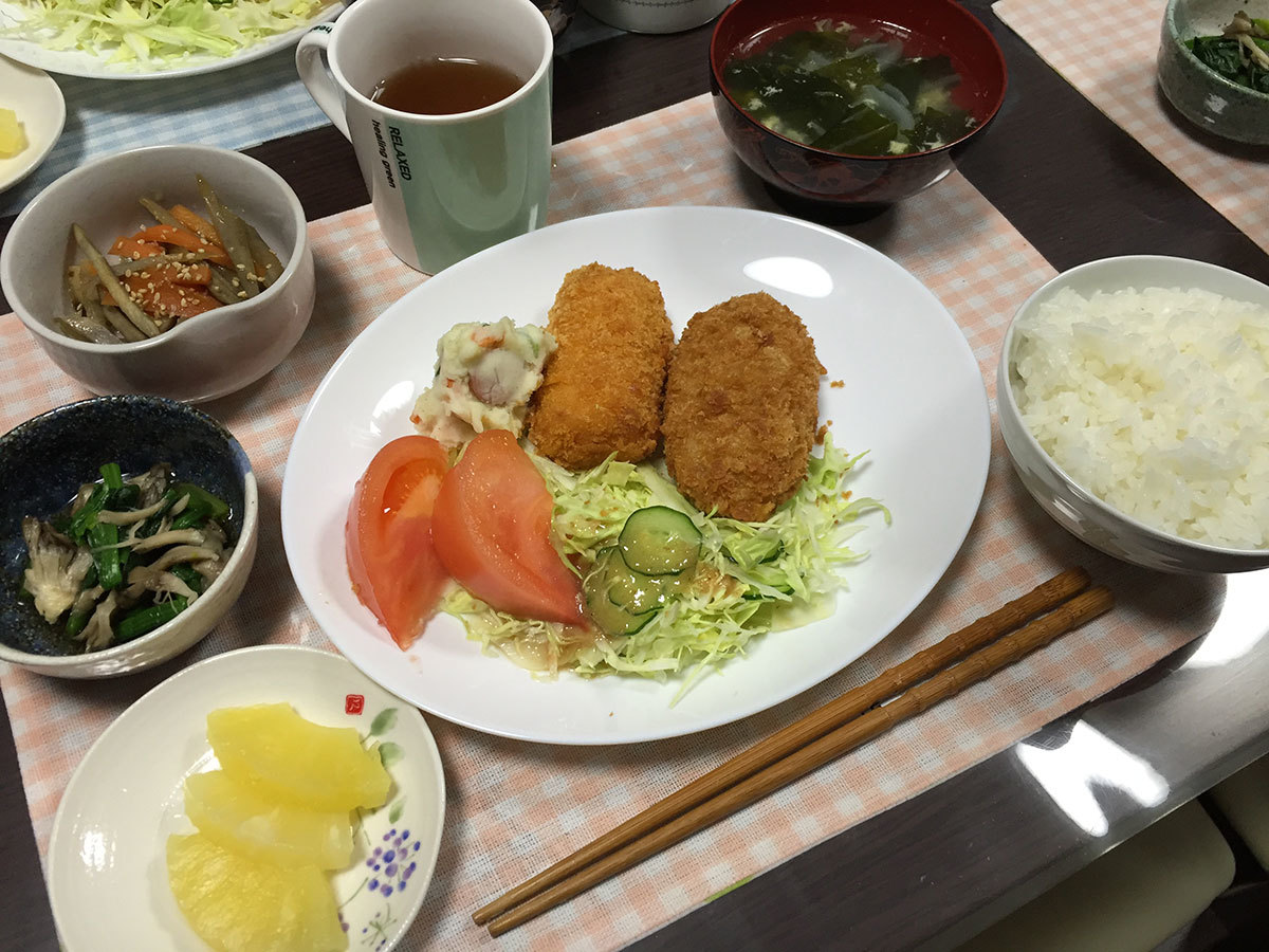 ᗦ↞ᐊ ᗦ↞ᐊ献立 𖠅⚫︎レンジで簡単コーンクリームコロッケ ⚫︎雑穀ごはん ⚫︎竹輪と豆腐とオクラのお味噌汁 ⚫︎切り干し大根の煮物⚫︎トマトと玉葱の和風マリネ ⚫︎キウイ&ぶどう