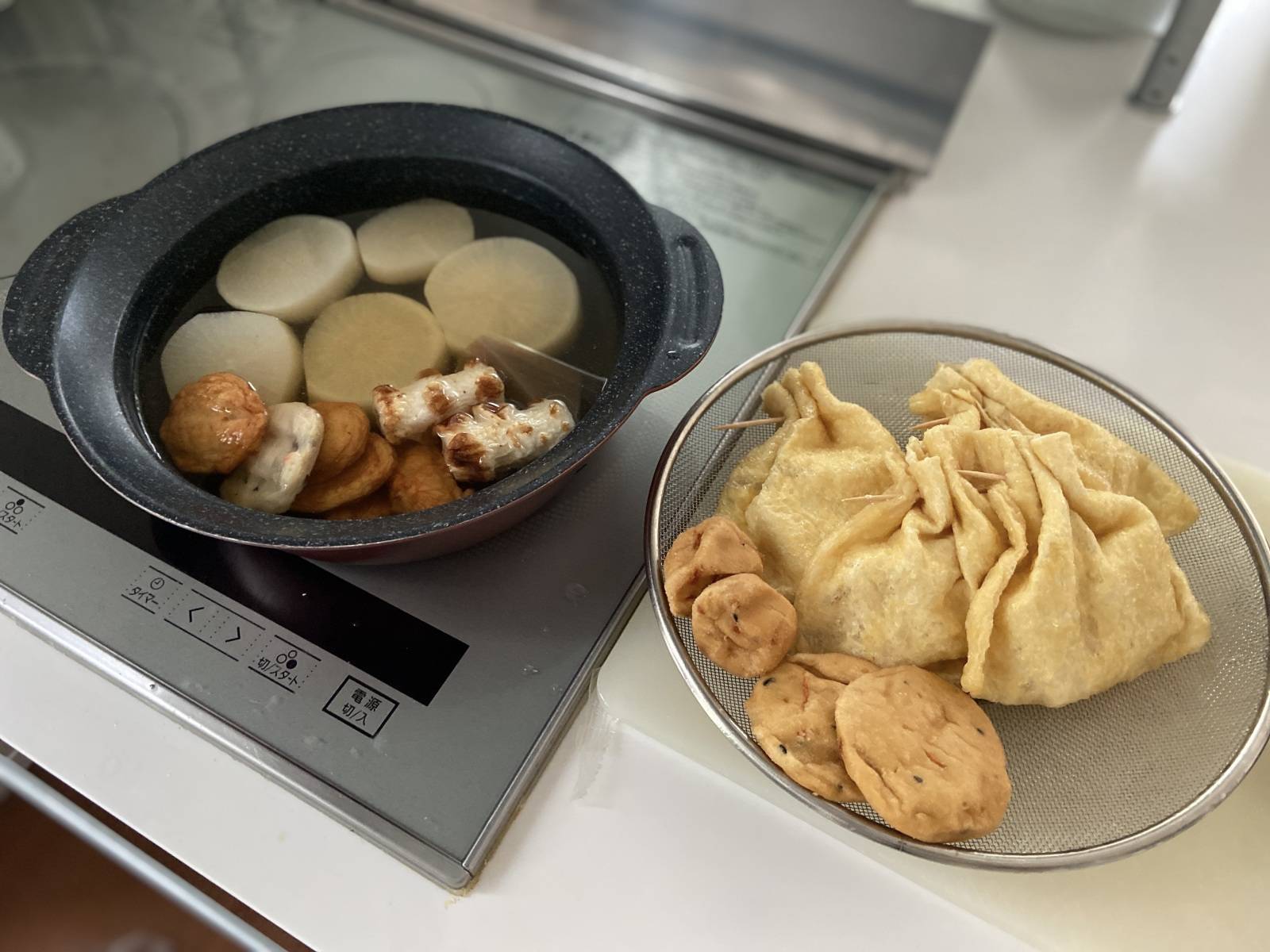 油揚げの開き方！袋状にきれいに開くには箸を押し当てて転がす。やまでら くみこ のレシピ