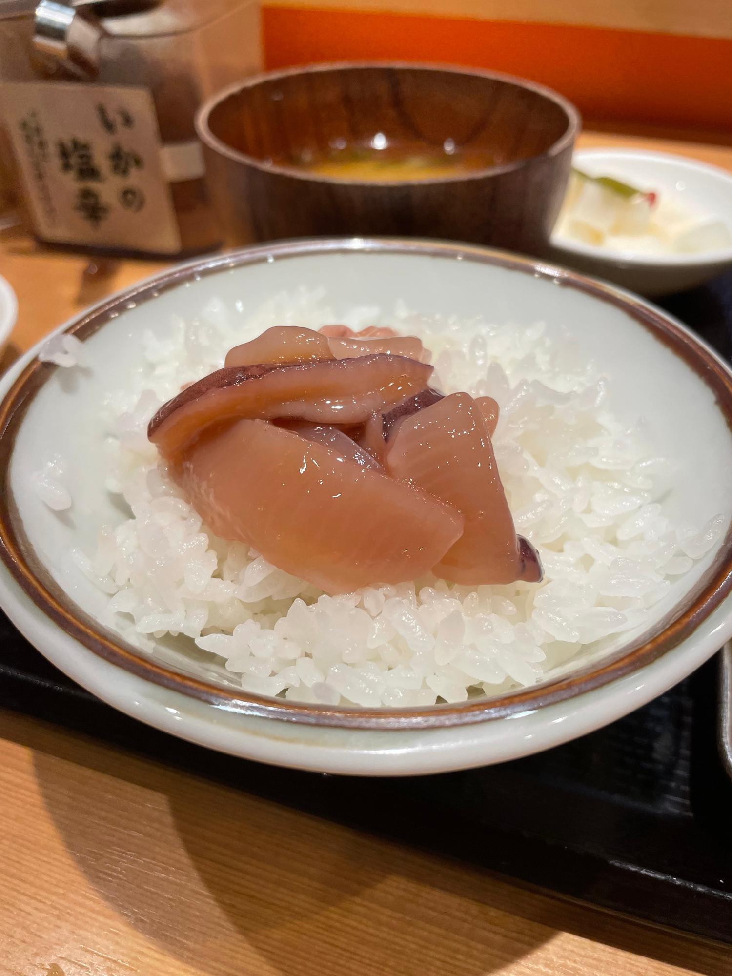 てん仁さん。 上だし天丼。 いやー、揚げたてサクサクの天丼はマジたまらん ￣∇￣天ぷらもたくさん入ってるしこりゃたまらん天丼でっせ！ うまんまー！住所 大阪府大阪市中央区南本町3-6-14 イトゥビル B2Fランチ 本町 本町グルメ 大阪グルメ 天丼 グルメ好きな人と