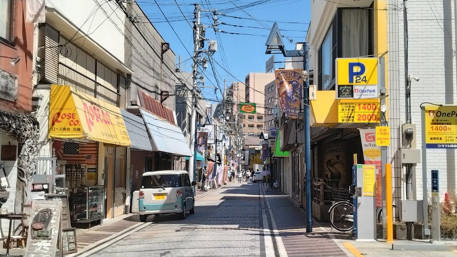 ドブ板通り横須賀3大グルメやスカジャン発祥の地として人気の横須賀を代表する観光地
