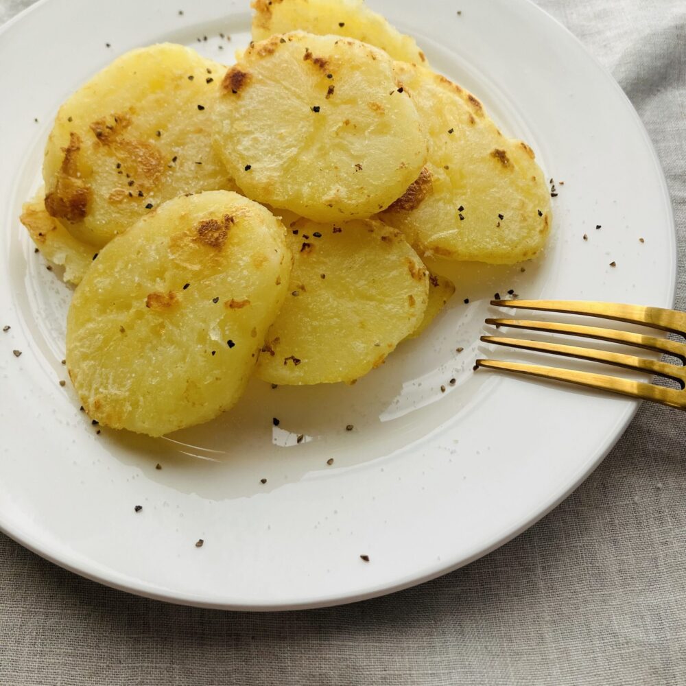 カリカリポテトジャガイモのオーブン焼き じゃがいもをたくさーん貰いましたので❗️ ジャガイモは皮付きのまま火が通るまで茹でて、スプーンなどで潰した ジャガイモをオーブン皿に乗せ、塩胡椒、お好きなスパイスを振り、200度くらいのオーブンで15分ほど焼く。 お皿に