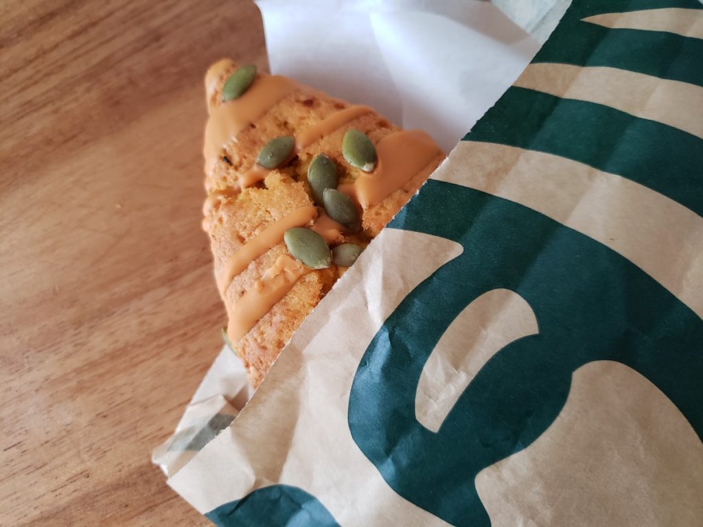 スターバックス25年秋スイーツ、“スイートポテト風味”のマラサダ＆シナモン香るパンプキンスコーン - ファッションプレス