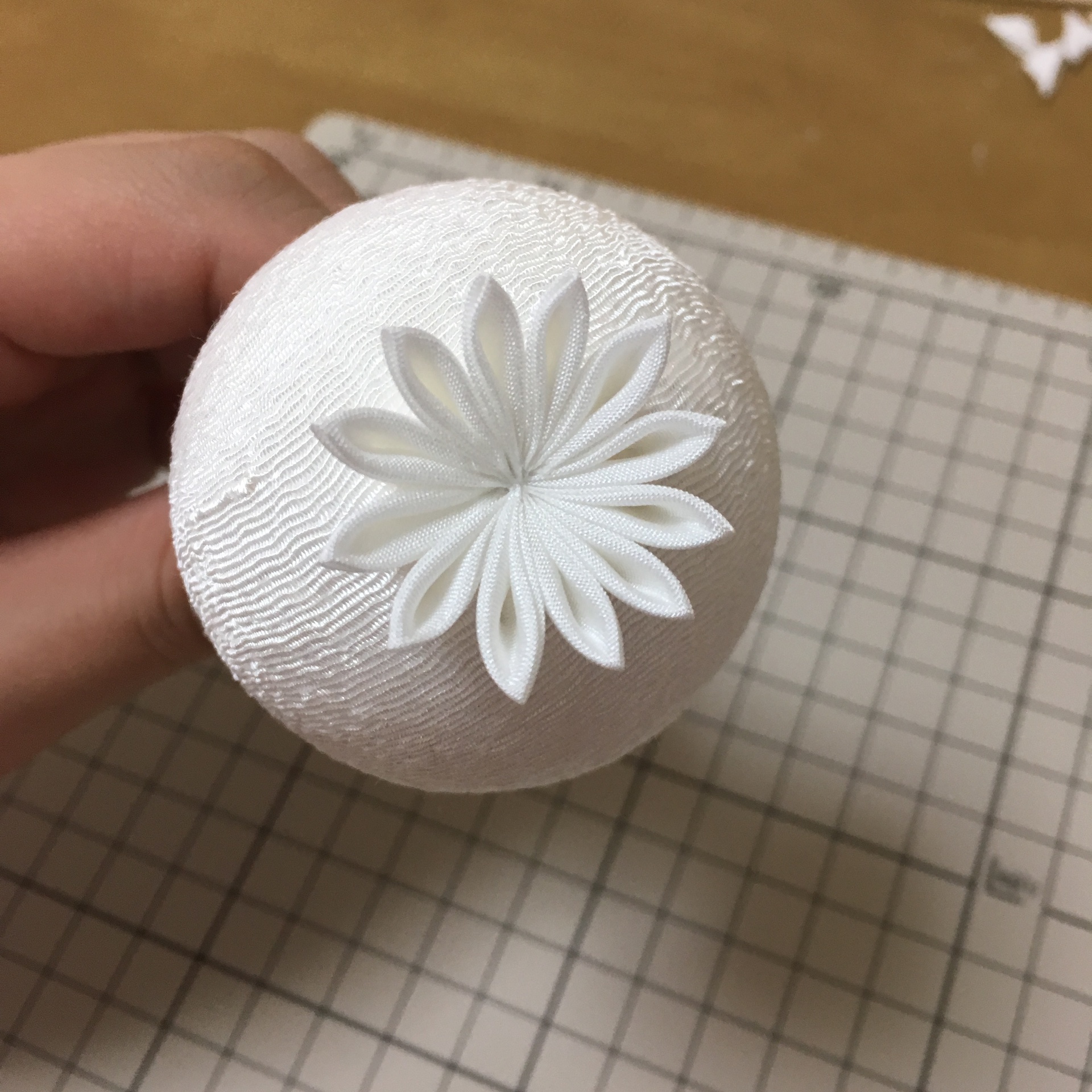 つまみ細工のネックレスの作り方、裏側の処理の方法を詳しく写真で説明しますこぐまやのせかい