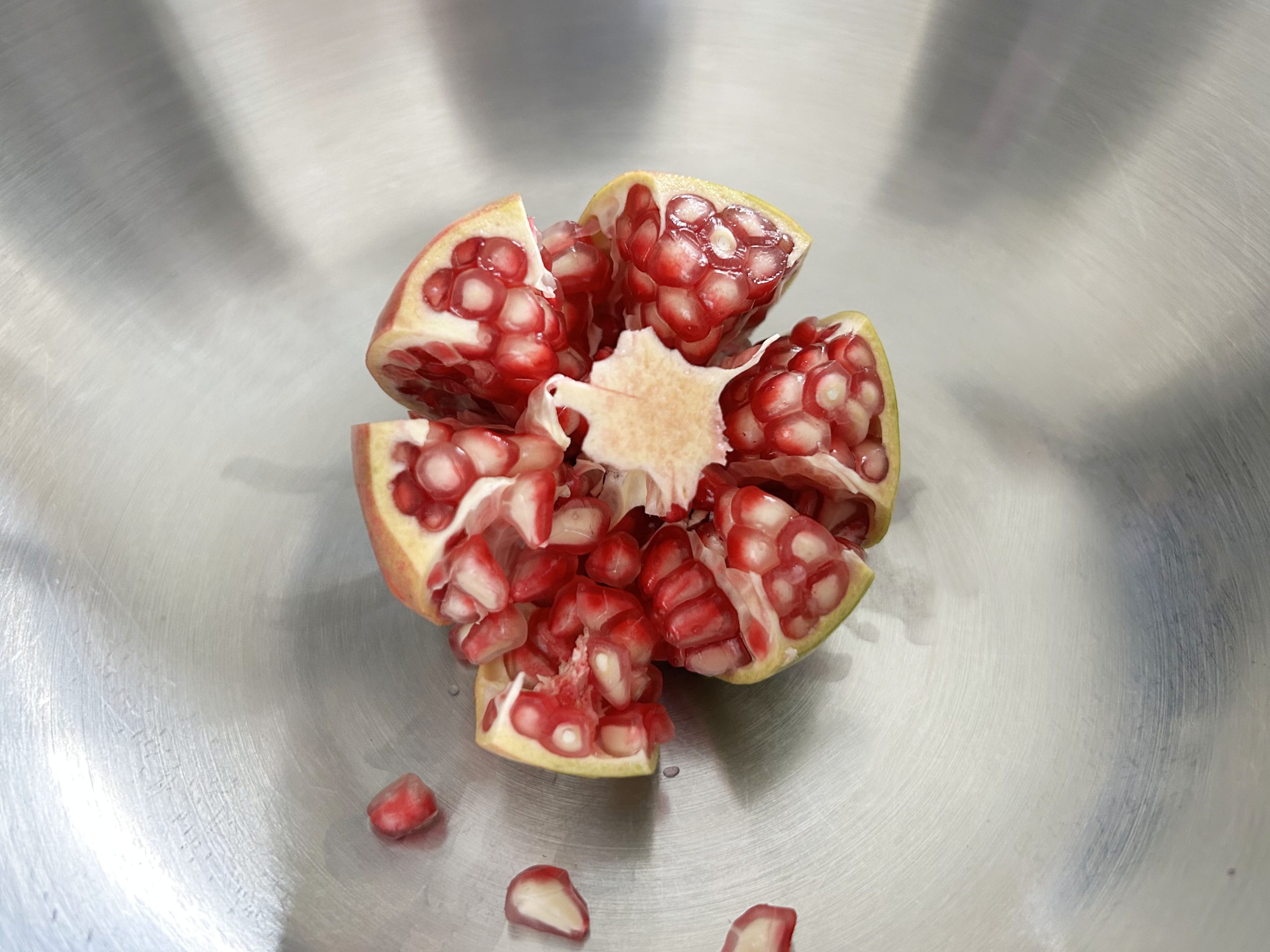 水中のザクロの断面20588219 の写真素材 - アフロ