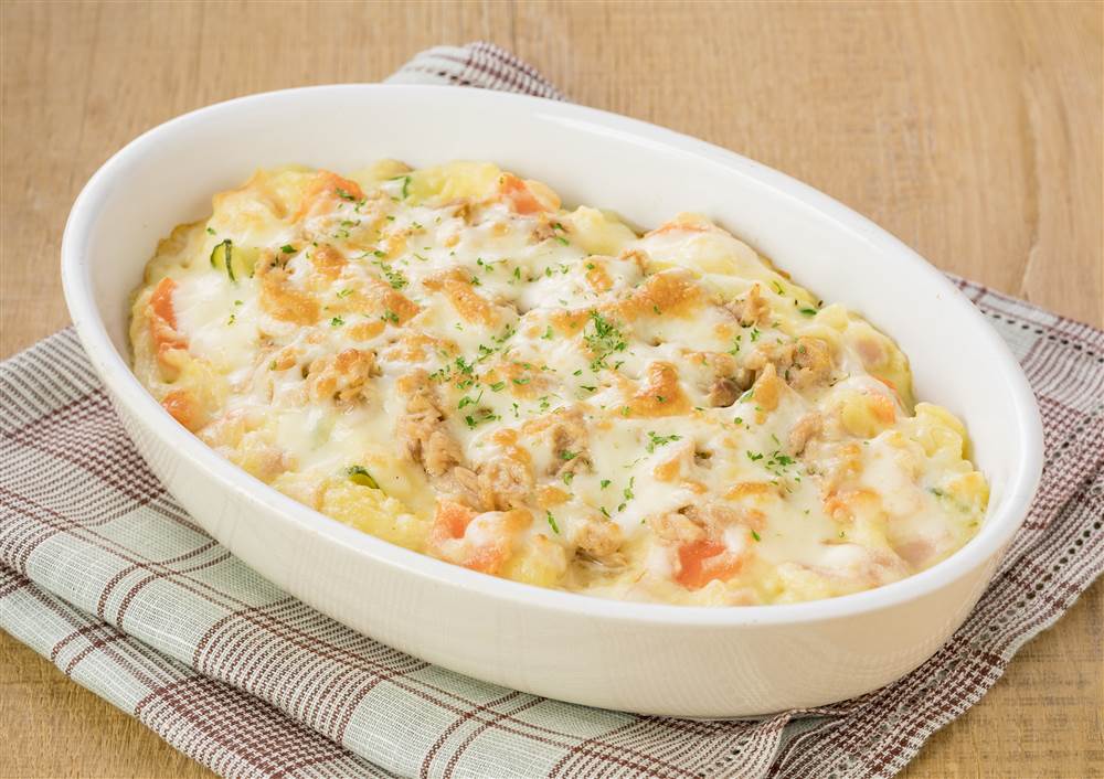 残ったポテトサラダがあっという間に変身！ ￣V￣￣￣￣￣￣￣￣￣￣￣￣￣￣￣日の出本みりん でつくる ˗ˏˋ🍳ポテサラグラタン 🍚ˎˊ˗日の出みりん を加えることでほんのり甘さが出て じゃがいもとの相性も抜群に！ 余りがちな粉チーズも美味しく活用できます