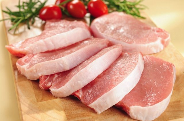 先日紹介したバルチカ03の「サル食堂」のトンテキを再現しようと、夕食用にトンテキを作ってみました。 材料 2人分豚ロース厚切り肉 2枚 200g塩、コショウ 少々 薄力粉 適量 ソース しょうゆ 大さじ1 みりん 大さじ1 砂糖 大さじ2分の1 すりおろしニンニク