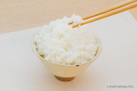 お米1合は何グラム？炊く前・浸水後・炊いたあとの重さについて解説 - macaroni