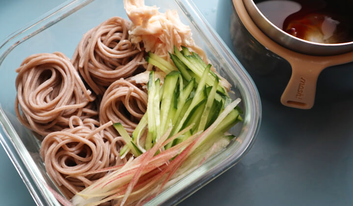 スープジャー 肉うどん弁当～コツいろいろ。できるだけ伸びない、ひっつかない。おかずは一口いなり、白菜塩昆布和えなど