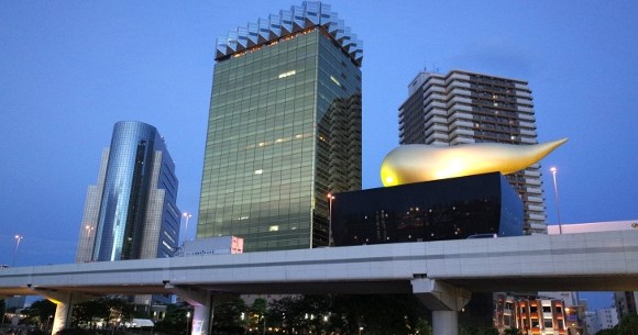 東京・隅田川のほとりに建つ、ビールジョッキの形をした アサヒグループ本社ビル と、巨大なオブジェが載った ホール棟 を見に、散歩してきましたよ🐾* * 隅田川のほとり、吾妻橋の東側にビルが完成したのは1989年。 ビルの高さは100