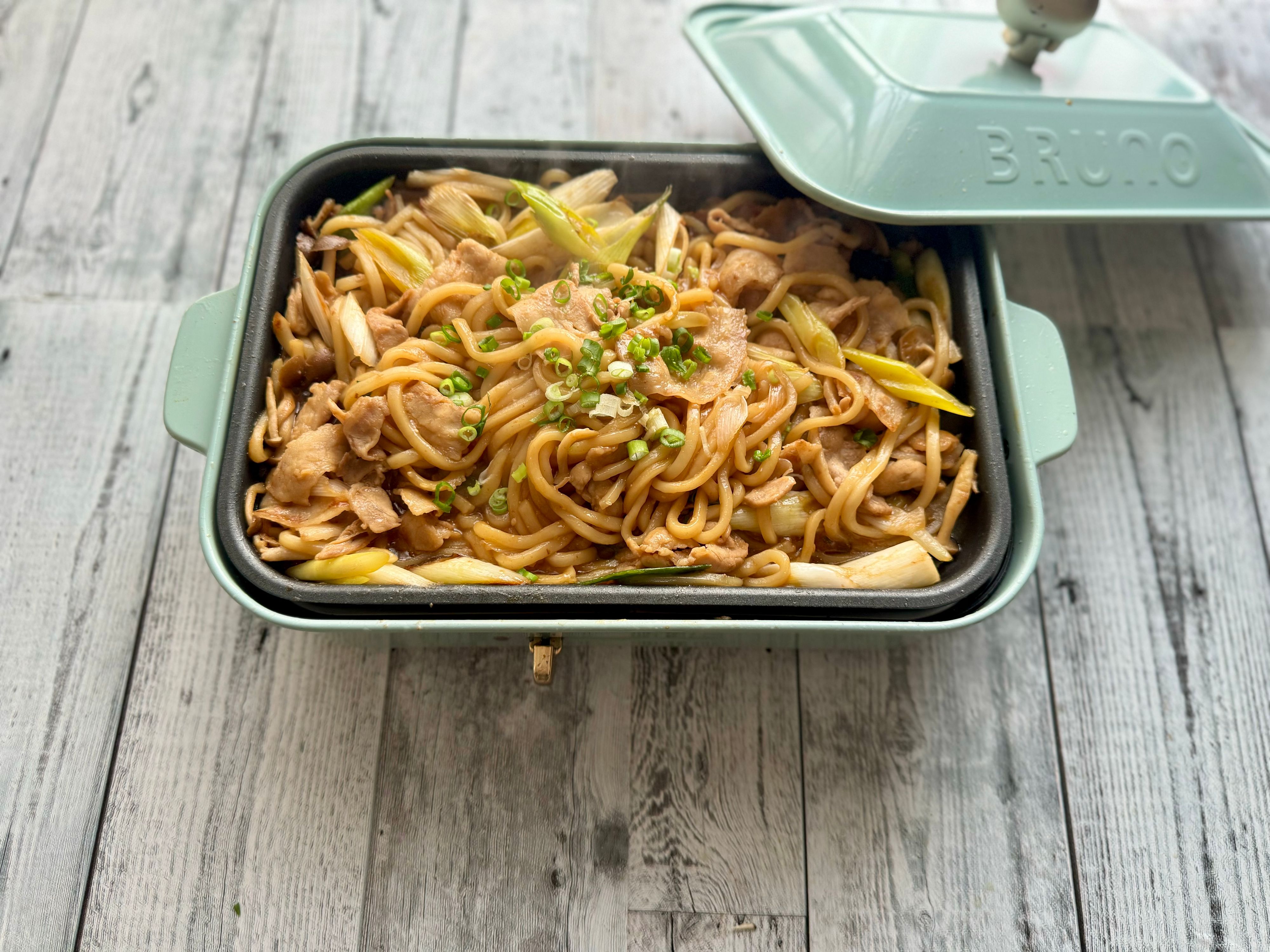 おばあちゃんのホットプレート焼きうどん