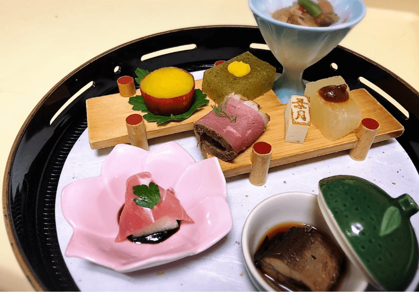 ７月の前菜は . 💫🎋✨文月の盛り合せ✨🎋💫 . 桔梗星形塗分盆に季節の味わいを盛り込みます⭐️ 例えば . 🌟蛸やわらか煮アボカドディップ 🌟夏鰹ステーキ ハラペーニョ醤油あん 🌟鮎の唐揚 カレー塩で 🌟天豆海老挟み揚 鬼灯盛り 🌟夏ふぐのたたき ちり酢和え