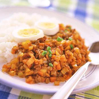 主食 なすのドライカレー副菜 トマトの大葉ハニーマリネ の作り方ぐっち夫婦@料理家