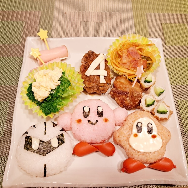 こどもごはん 今日の4兄妹の朝ごはん😋✨ ・ カービィパンケーキ ソーセージカービィ いちご、ブルーベリー ・ 今日のお昼はマックにしようと思ったら カービィもう売り切れなんだね💦 子供達楽しみにしてたけど残念なので朝ごはんはカービィパンケーキにしたよ