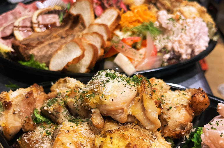 クリスマスカラー”の華やかで美しいフレンチを クイーン・アリスの「クリスマスコース」 - みなとみらいPRセンターのプレスリリース