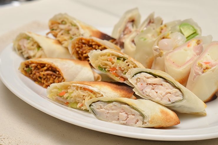 彼の大好きな春巻きレシピ🐥🐥 春巻き巻くときに、 餡 春巻きの中身の具材 を しっかり冷やすのが大事です🤍 そうしないと揚げる時に高確率で油はねしちゃうので お気をつけください ！ そうでなくても、 餡がはみ出てしまったり、 運が悪いとはねてしまうので、 揚げる