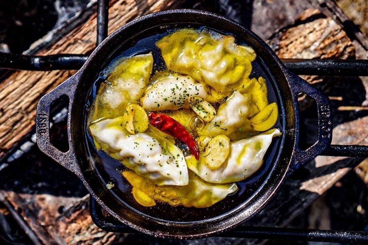 キャンプ飯ryoキャンプ飯, 『ちりとり鍋』,ちりとり鍋とは大阪で生まれた牛ホルモン入りの鍋料理で、ちりとりのような四角い浅い鍋で作られてたから, 「ちりとり鍋」と呼ばれるようになったそうです！,今回はKZM OUTDOORのデザイングリドルRを使って, 作ってみたけど、このグリドルめっちゃ「ちりとり鍋」, 作りやすいーー！,@kzmoutdoor.japan ,材料 , ホルモン,