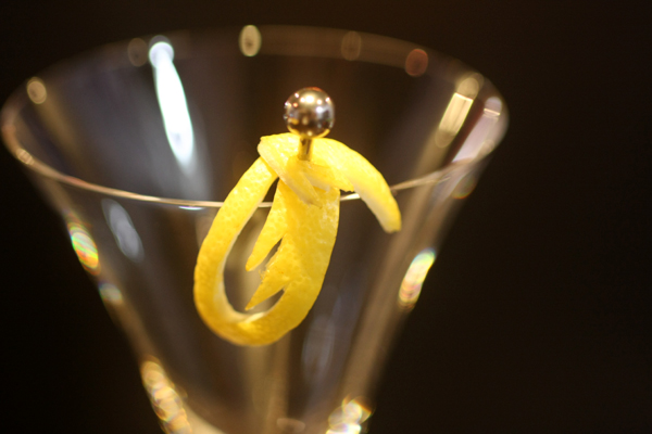 レモンの飾り切り🍋 定番の切り方です。 簡単なのから難しいのまで。 いつも見てくれてありがとうございます😊レモン飾り切り包丁フルーツフルーツカッティングフルーツパーラ