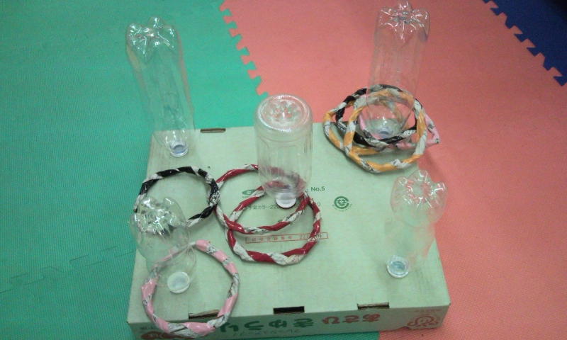 ハロウィンを親子で楽しもう！カラフルペットボトルおばけで輪投げあそびコモドライフ